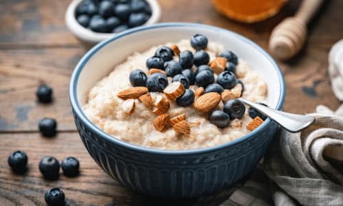 Soluble fiber foods chart oatmeal with blueberries and almonds.